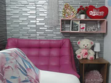 Hai chị em đang ngủ thì bị địt 